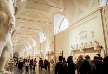 Museum med en masse statuer