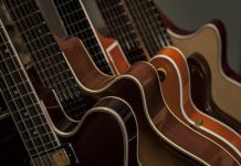Akustiske guitare står på stativ i hjem