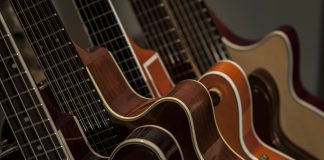 Akustiske guitare står på stativ i hjem
