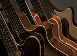 Akustiske guitare står på stativ i hjem