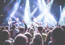 Live koncert med massere af hvidt lys