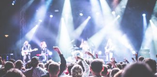 Live koncert med massere af hvidt lys
