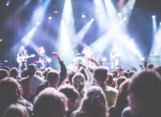 Live koncert med massere af hvidt lys