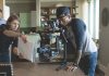 Mand instruerer en film og ser planen