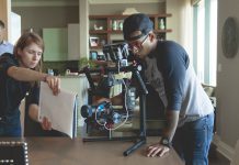 Mand instruerer en film og ser planen