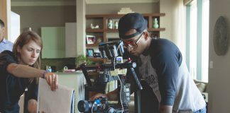 Mand instruerer en film og ser planen