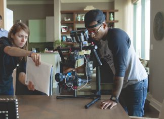 Mand instruerer en film og ser planen