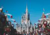 Disney lands slot med blå himmel i baggrunden