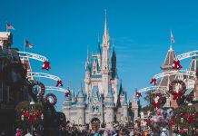 Disney lands slot med blå himmel i baggrunden