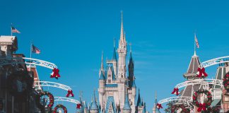 Disney lands slot med blå himmel i baggrunden