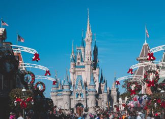 Disney lands slot med blå himmel i baggrunden