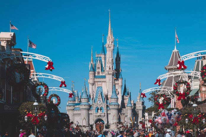 Disney lands slot med blå himmel i baggrunden